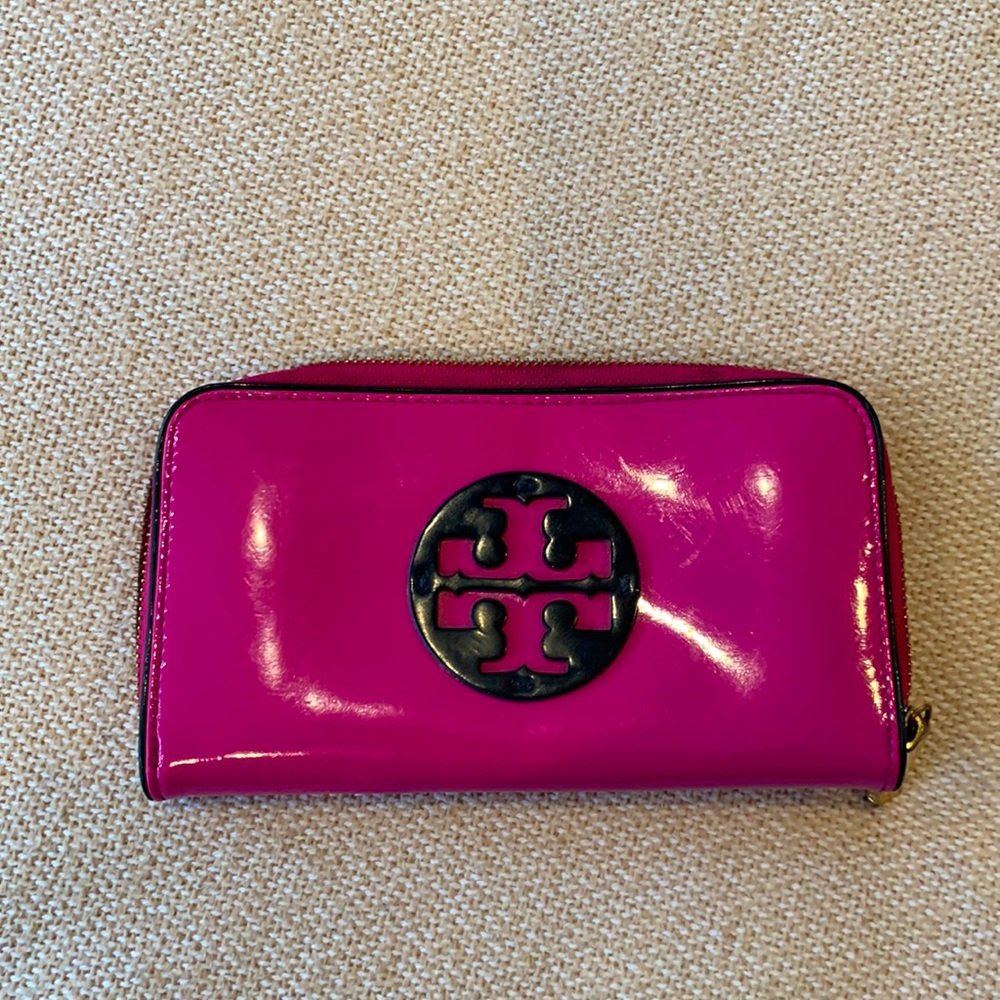 Tory Burch wallet the zipper has no pull